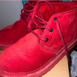 Red Uggs wore 3 times SIZE 7 WOMAN AND 5.5 IN KIDS